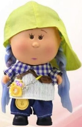 Boneca Nomi Bubu com Laço ou Chapéu 17 Cm - Chapéu Amarelo e Cabelo Azul